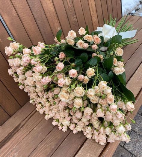 Roses Beautiful, Corporate Flowers, Boquette Flowers, Modern Flower Arrangements, Nothing But Flowers, Flowers Beautiful, Flower Therapy, No Rain, Beautiful Bouquet Of Flowers