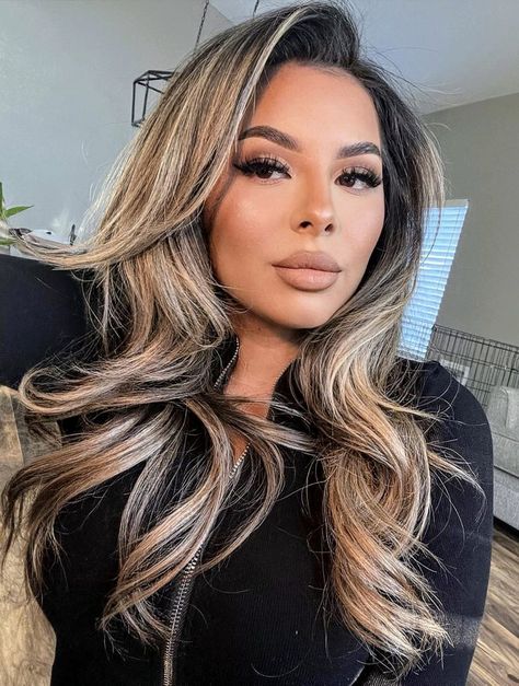 Latinas Hair Color Ideas, Balayage On Brown Skin, Blonde Balayage Dark Hair, Warmer Highlights, Latina Balayage Hair, Mexican With Blonde Hair, Honey Caramel Hair, Latina Blonde Hair Olive Skin, Haircolour Ideas