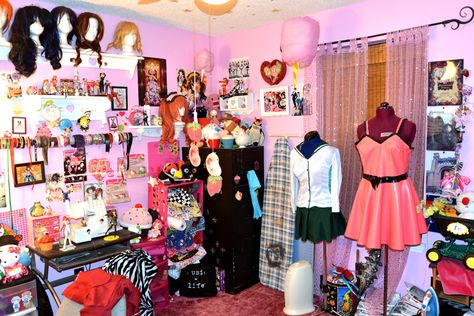 Cosplay Room, Nerdy House, Dream Workshop, Moon Room, Pretty Closets, Closet Cosplay, Clean Your Room, Uni Room, Work Space Decor