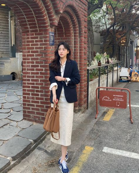 Korea Office Outfit, Office Outfits Women Hijab, Korean Office Outfit, Outfit Kantor, Outfit Campus, Rok Outfit, Office Girl, Campus Outfit, Blazer Outfits Casual