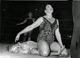 Lady Wrestlers, Catfight Wrestling, Women Wrestling, Black Lady, Women's Wrestling, About Women, Black White Photos, Vintage Women, Pro Wrestling