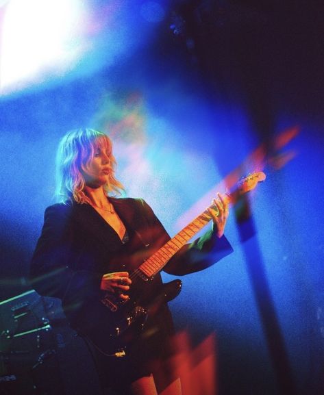 Wolf Alice Ellie Roswell, Ellie Wolf Alice, Blue Weekend Wolf Alice, Wolf Alice Aesthetic, Wolf Alice Poster, Wolf Alice Band, Rock Concert Photography, Ellie Roswell, 80s Concert