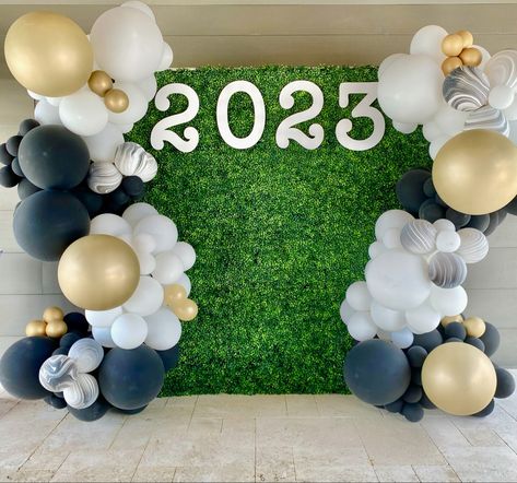 Backdrop Ideas Graduation, Boxwood Backdrop Ideas, Green Graduation Backdrop, Circle Balloon Arch Graduation, Graduation Wood Backdrop, Grad Party Color Schemes, Party Color Schemes, Congrats Grad Backdrop, Graduation Garland Logo 2024