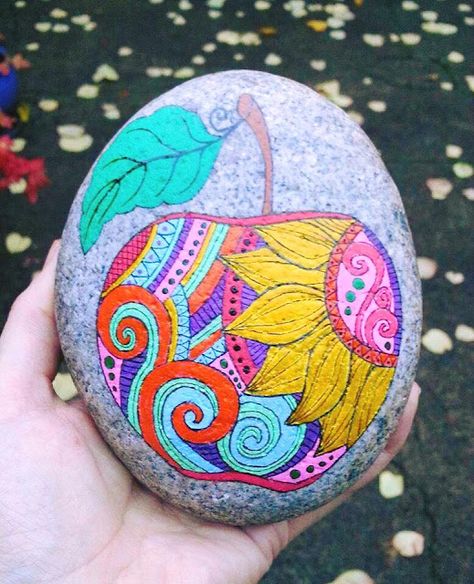 More great rock painting ideas using Posca pens: A zentangle apple featuring a large sunflower. Pretty! Posca Paint Pens, Posca Pens, Apple Painting, Rock Painting Ideas, Rock Painting Designs, Painting Designs, Painted Rock, Paint Pens, Rock Painting