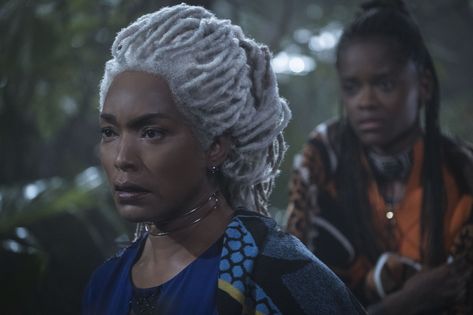 Angela Bassett’s Stunning Black Panther Wig Took Nearly a Month to Complete Shuri Black Panther, Cynthia Nixon, Ryan Coogler, Black Panther 2018, Letitia Wright, Angela Bassett, Grey Hair Styles For Women, Diane Keaton, Geek Fashion