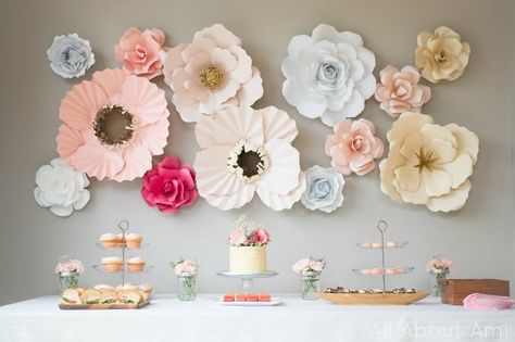 Paper flowers Flower Themed Bridal Shower Ideas, Flower Bridal Shower Theme, Bridal Shower Food Table, Creative Bridal Shower Ideas, Pentas Seni, Bridal Shower Table Decorations, All About Ami, Puff Flower, Bridal Shower Backdrop