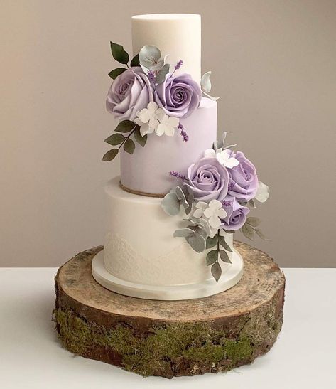 Lilac Wedding Flowers Table Floral Arrangements, Lavender And White Wedding Theme, Purple Wedding Cake Ideas, Wedding Cakes Lavender, Cakes Lavender, Lilac Wedding Cake, Wedding Cake Purple Flowers, Wedding Cake Purple, Wedding Cakes Lilac