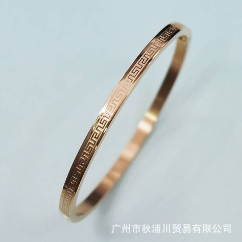 Versace Bangle Gold, Simple Gold Bangles For Daily Use Indian, Women Kada Designs Gold, Plain Gold Bangles Simple, Simple Gold Kada Design For Women, Gold Bangle For Women Classy, Kada Bangles Gold Design, Gold Bangles Design Unique Latest, Gold Kada Design For Women