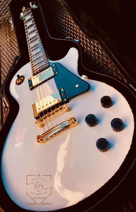 Gibson Les Paul Custom Alpine White, White And Gold Guitar, White Les Paul Guitar, Les Paul Guitar Aesthetic, Les Paul Aesthetic, Gibson Les Paul White, White Les Paul, Gibson Guitars Les Paul, Electric Guitar Photography