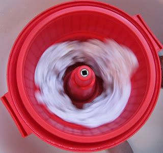 Commercial 5 gallon salad spinner to spin-dry laundry by hand.  This is less damaging to clothes than a wringer. Diy Salad Spinner, Diy Clothes Wringer, Diy Clothes Washer, Laundry By Hand, House Cleaning Recipes, Camping Washing Machine, Clothes Wringer, Dry Cabin, Recycled Stuff