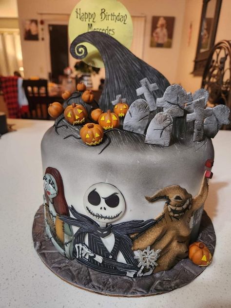 Jack Skellington Cake, Gateau Harry Potter, Christmas Birthday Cake, Nightmare Before Christmas Cake, Scary Cakes, Halloween Birthday Cakes, Easy Halloween Party, Sally Nightmare Before Christmas, Nightmare Before Christmas Halloween