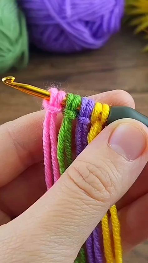 Crochet Bracelet Tutorial, Wool Crafts Diy, Simpul Makrame, Hadiah Diy, Diy Friendship Bracelets Tutorial, Knitting Diy, No Lie, Stitches Crochet, Crochet Tutorial Pattern