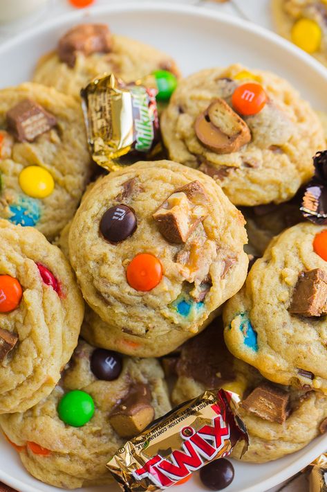 Halloween Candy Cookies Recipe Brown Butter Halloween Candy Cookies, Leftover Candy Cookies, Halloween Candy Cookies Leftover, Halloween Candy Recipes Leftover, Leftover Halloween Candy Cookies, Halloween Candy Cookie Bars, Candy Bar Cookies Recipes, Thanksgiving Cookie Recipes, Halloween Candy Cookies