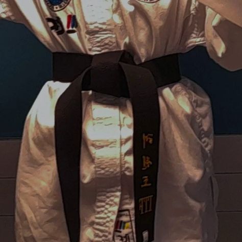 taekwondo black belt Martial Arts Aesthetic, Karate Aesthetic, Taekwondo Techniques, Karate Video, Belts Aesthetic, Black Belt Taekwondo, Jiu Jutsu, Karate Boy, Taekwondo Girl