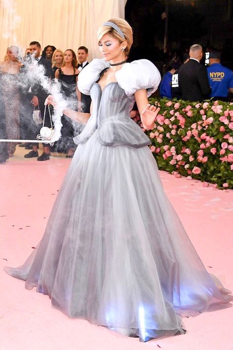 Zendaya Outfits, Zendaya Style, Zendaya Coleman, Tulle Skirt, Style Fashion, Cool Outfits, Flower Girl Dresses, Queen, Hotel