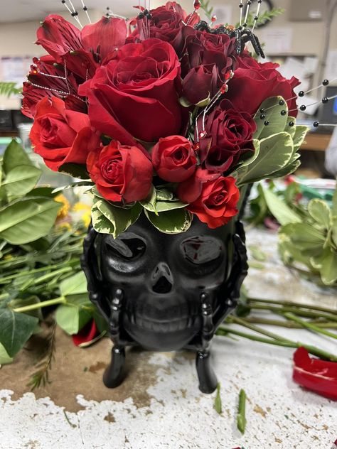 My spooky arrangement Scream Halloween Flower Bouquet, Horror Flower Bouquet, Skeleton Floral Arrangements, Spooky Rose Bouquet, Black Rose Halloween Decor, Rose Decor