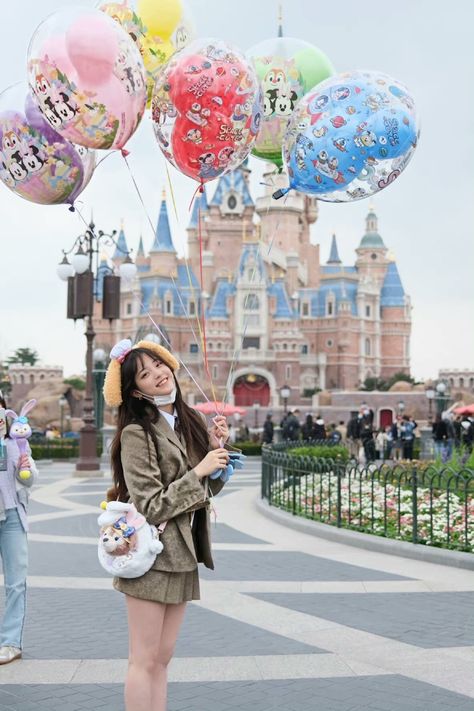 Disney Sea Outfit, Sea Outfit, Autumn In Korea, Nana Ouyang, Disney Balloons, Disney Presents, Lotte World, Korean Best Friends, Disney Japan