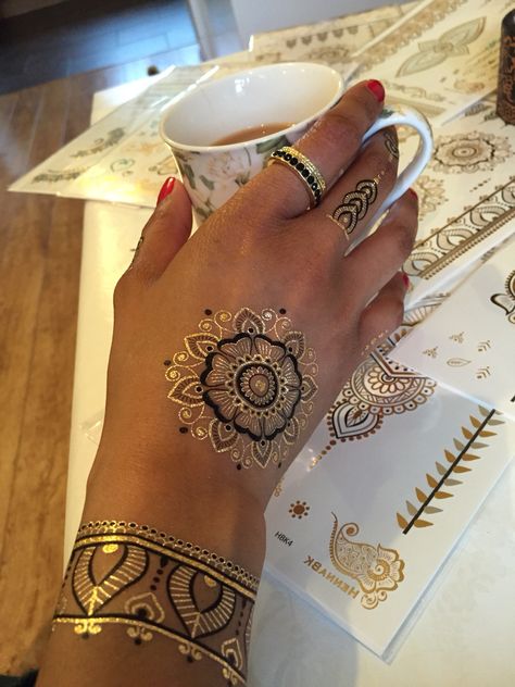 Egyptian Henna, Metallic Tattoo, Hand Decoration, Metallic Tattoo Temporary, Tattoo Temporary, Henna Body Art, Gold Tattoo, Pretty Henna Designs, Metal Tattoo