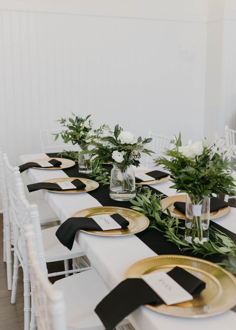 Black And White Bridal Shower Table Decor, White Plate Black Napkin Wedding, Black White And Gold Dinner Party, White Table Cloth With Black Runner, White Table Cloth Black Napkins Wedding, Black White Gold Table Setting, Black Table Cloth Decor, Outdoor Brunch Decor, Black White Table Setting