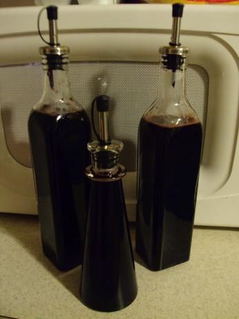 Elderberry Vinegar from Food.com: Easy to make, good to use in sauces, vinaigrettes, or in dressings calling for raspberry vinegar. Elderberry Vinegar, Raspberry Vinegar, Urea Cream, Elderberry Recipes, Nut Recipes, White Wine Vinegar, Wild Food, Foot Cream, Olive Leaf