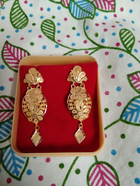 Tanishq Jewellery, Simple Gold Earrings, Neck Pieces Jewelry, Pure Gold Jewellery, New Gold Jewellery Designs, Gold Earrings Models, Bridal Jewelry Vintage, Bridal Jewellery Design, Online Gold Jewellery