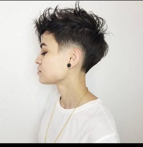 Mini Mullet, Short Hairdo, Hair Cut Ideas, Pixie Haircuts For Women, Hairstyles Pixie, Tomboy Hairstyles, Flattering Hairstyles, Colourful Hair, Short Hairdos