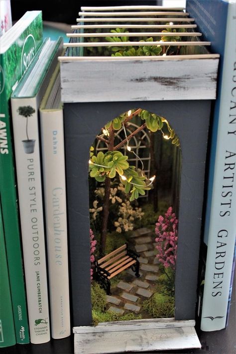 Bookshelf Art, Miniature Rooms, Diy Crafts To Do, Book Nook, Miniature Crafts, Mini Things, Miniature House, Diy Book, Fairy Houses