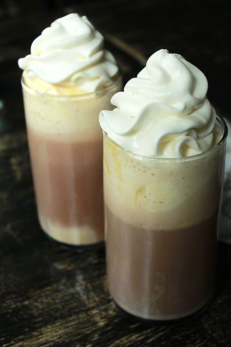 Hot Chocolate With Ice Cream, Fun Winter Cocktails, Snowman Cocktail, Hot Chocolate Ice Cream, Rich Hot Chocolate, Whipped Cream Vodka, Winter Cocktail, Winter Cocktails, Christmas Drinks