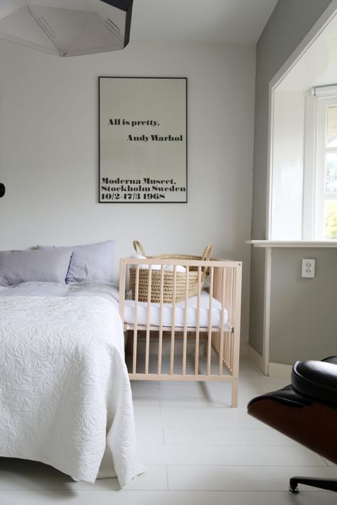 DIY co-sleeper - donebymyself Ikea Crib Hack Co Sleeper, Ikea Singular Crib Hack, Diy Co Sleeper, Ikea Crib, Nursery Inspiration Neutral, Co Sleeper Crib, Ikea Baby, Shared Nursery, Ikea Nursery