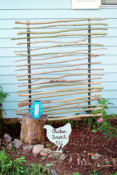 zip-ties, T-posts and branches make a great trellis ~ bamboo could sub for the branches... Clematis Trellis, Koti Diy, Cucumber Trellis, Diy Garden Trellis, Diy Trellis, Vintage Garden Decor, Trellis Design, Rustic Garden Decor, Garden Trellis