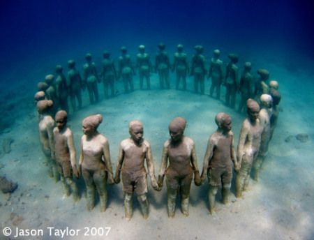 James de Caires Taylor - underwater park in Guatemala's Lake Atitlan Middle Passage, Underwater Sculpture, Bawah Air, Under The Water, Couple Travel, Body Of Water, Sculpture Park, Six Feet Under, Land Art