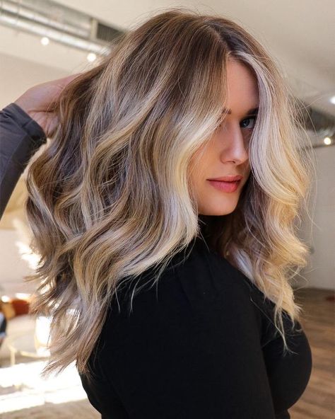 Blonde Balayage Highlights and White Money Piece Blonde Money Piece Hair Brunette, White Money Piece, Dirty Blonde With Money Piece, Blonde With Money Piece, Hair Styls, Blonde Hair With Money Piece, Balayage Hair Ideas, Blonde Balayage Hair, Platinum Blonde Balayage