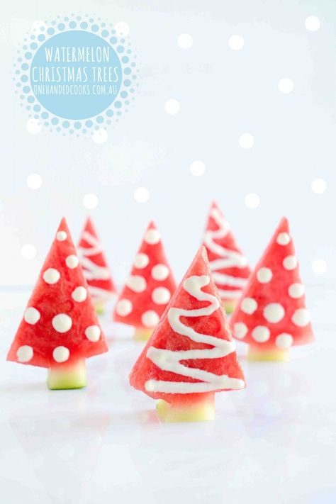 Watermelon Christmas Trees- variation on watermelon cupcakes from curriculum. Can have kids decorate their trees with the yogurt as an activity! Healthy Christmas Snacks, Healthy Christmas Treats, Christmas Treats To Make, Christmas In July Party, Healthy Christmas Recipes, Grinch Party, Healthy Christmas, Summer Christmas, Holiday Snacks