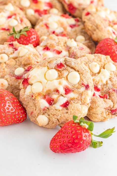 A pile of strawberry cheesecake cookies with a few fresh berries for garnish. via @2kitchendivas Strawberry Cream Cheese Dessert Recipes, Strawberry Snickerdoodle Cookies, Strawberry Cheesecake Cookie Bars, Strawberry Cheesecake Cookies Recipes, Easy Cream Cheese Desserts, Strawberry Cream Cheese Dessert, Cream Cheese Desserts Easy, Strawberry Cheesecake Cookies, Cream Cheese Recipes Dessert