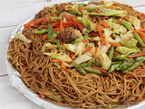 Chicken Pancit Recipe, Pancit Palabok Recipe, Pancit Canton Recipe, Filipino Pancit, Pancit Recipe, Pancit Canton, Stir Fry With Egg, Filipino Dish, Stir Fry Noodles