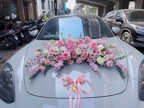 Car Decoration Ideas, Wedding Car Deco, Small Bridal Bouquets, Bridal Car, Wedding Car Decorations, Diy Wedding Backdrop, Wedding Backdrop Design, Car Decorations, Modern Flower Arrangements