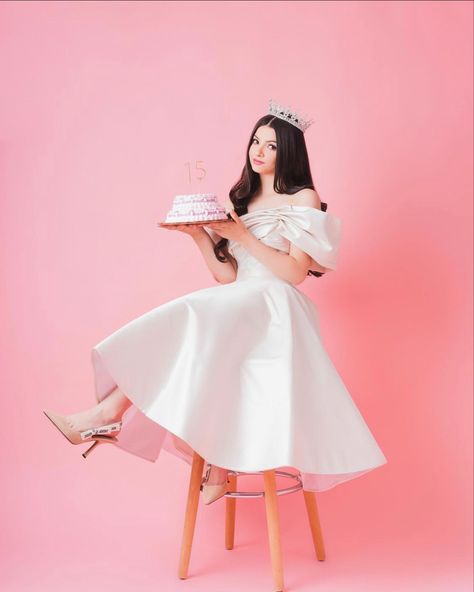 Flower Cake Smash, Pastel Wall Collage, Pink Aesthetic Room Decor, Pink Aesthetic Room, Quince Photoshoot Ideas, Dress Short Prom, Quinceanera Photoshoot, Sweet 16 Photos, Debut Photoshoot