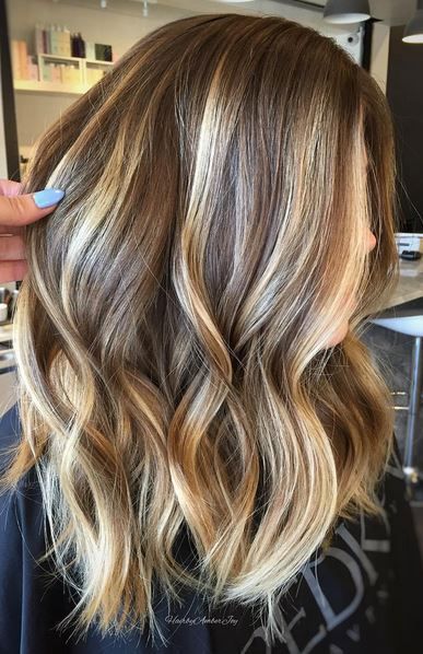 29 Brown Hair with Blonde Highlights Looks and Ideas Brunette With Lowlights, Hair Color Flamboyage, Medium Brown Hair, Brown Hair With Blonde Highlights, Caramel Highlights, Hair Done, Brown Hair Balayage, Trendy Hair Color, Hair Color Highlights