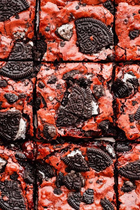 These Red Velvet Oreo Brownies are ultra fudgy with crackly tops and oreo pieces folded in. These brownies come together in one bowl in just 10 minutes, and bake in under 30! They taste like a rich red velvet cake in brownie form - prepare to swoon! Red Velvet Oreo Brownies, Red Velvet Oreo Cake, Red Velvet Oreo Cookies, Red Velvet Brownies Recipe, Red Velvet Cheesecake Brownies, Red Velvet Desserts, Red Velvet Flavor, Red Velvet Oreo, Cocoa Powder Cookies