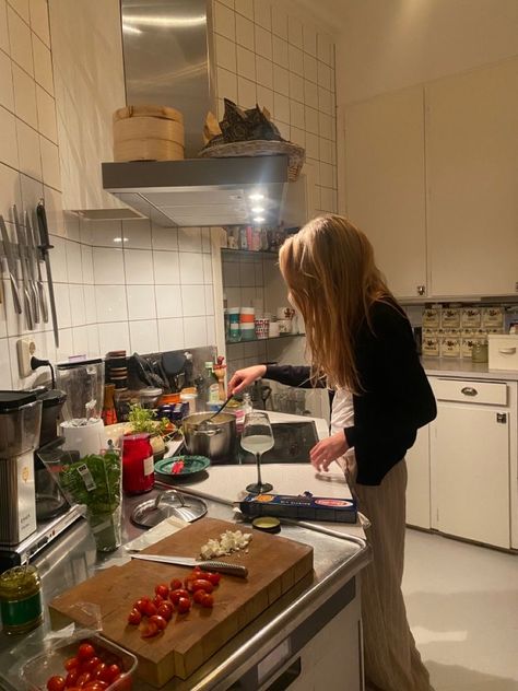 Melike Core, Aesthetic Kitchen, Uni Life, New York Apartment, Future Apartment, Nyc Apartment, Moving Out, Future Life, Future House