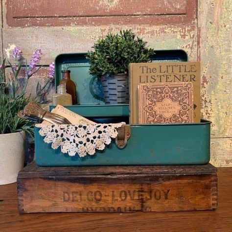 Toolbox Decor, Vintage Suitcase Decor, Ruler Crafts, Old Tool Boxes, Vintage Booth Display, Camp Decor, Suitcase Decor, Vintage Upcycling, Antique Booth Displays