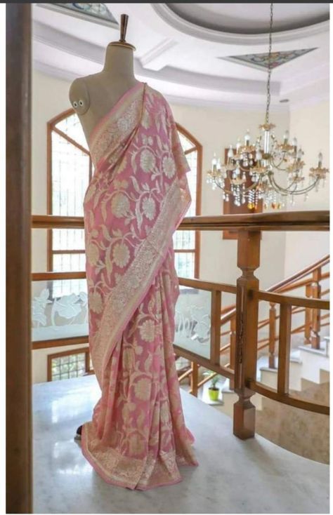 Weaving Fabric, Pure Georgette Sarees, High Low Gown, Floral Saree, Saree Silk, Saree Handloom, Pure Chiffon, Green Saree, Durga Puja