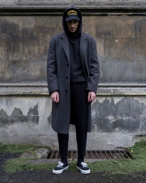 Hoodie And Coat Outfit Men, Overcoat With Hoodie, Mens Overcoat Outfit, Hoodie And Coat, Winter Fashion For Men, Winter Fashion Trends, Black Outfit Men, Great Outfits, Mens Casual Outfits Summer