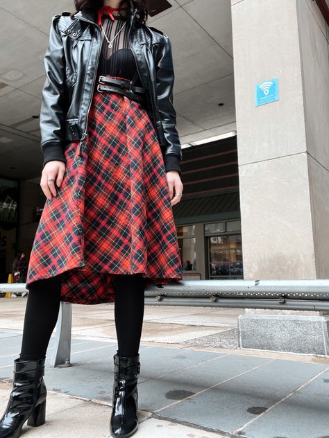 Pleated Plaid Skirt Outfit, Technology Outfit, Long Plaid Skirt Outfit, Plaid Skirt Grunge, Shirt Harness, Ghost Shoot, Plaid Long Skirt, Harness Outfit, Long Plaid Skirt