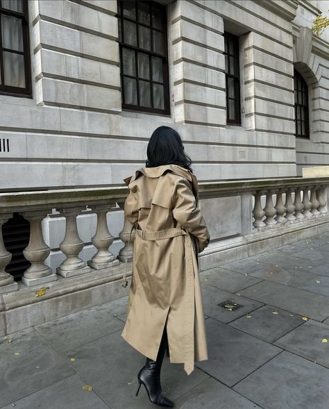 Downtown Autumn, Beige Trench Coat Outfit, Trench Coat Outfit Ideas, Boots Winter Outfit, High Heel Leather Boots, Fall Fashion Aesthetic, Coat Outfit Ideas, Downtown Photography, Outfit Ideas Black