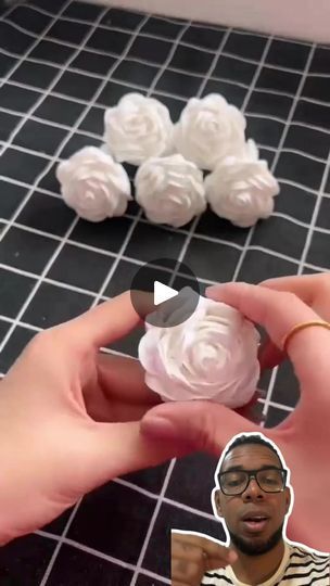 Fleurs Diy, Paper Craft Videos, Instruções Origami, Diy Gift Set, Pinterest Diy Crafts, Easy Paper Crafts Diy, Handmade Paper Crafts, Paper Craft Diy Projects, Paper Flowers Craft