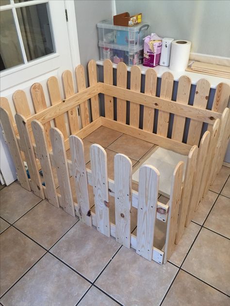 wooden puppy dog pen made from old pallets Diy Dog Playpen, Diy Puppy Pen, Indoor Dog Pen, Puppy Pen, Puppy Pens, Dog Bedroom, Puppy Playpen, Dog Pens, Diy Dog Crate