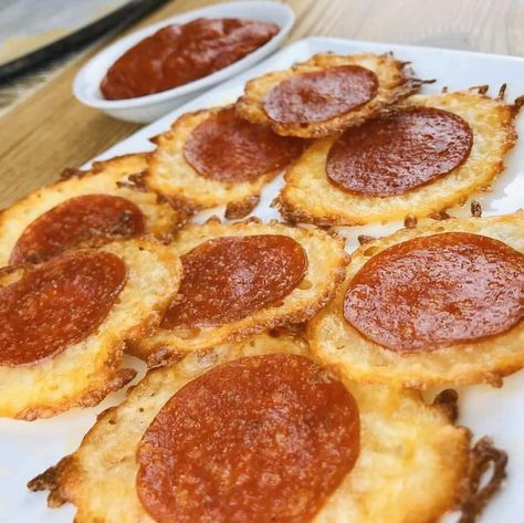 Keto Kate - Great little apps!! 🍕 8 Tbsp shredded... 2 Ingredient Pizza, Weight Watchers Pizza, Pizza Chips, Low Carb Snack, Keto Snack, Low Carb Diets, 2 Ingredient, Idee Pasto Sano, Low Carb Snacks