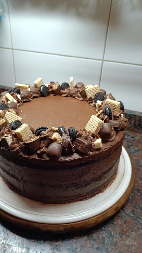 #cake #torta #chocolate #chocolatecake #tortadechocolate Bad Cakes, Leche Cake, Sweet Recipes Desserts, Cute Birthday Cakes, Cute Desserts, Chocolate Ganache, Mini Cakes, Yummy Food Dessert, Sweet Recipes