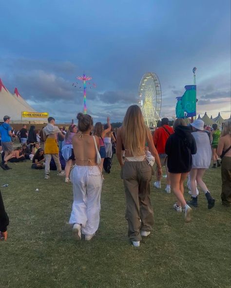 Walking in leeds festival with friends Leeds Outfits, Leeds Fest Outfits, Reading And Leeds Festival Outfits, Festival Uk, Festivals With Friends, Reading Outfits Festival, British Festival Outfit, Festival Pics, Festival Food